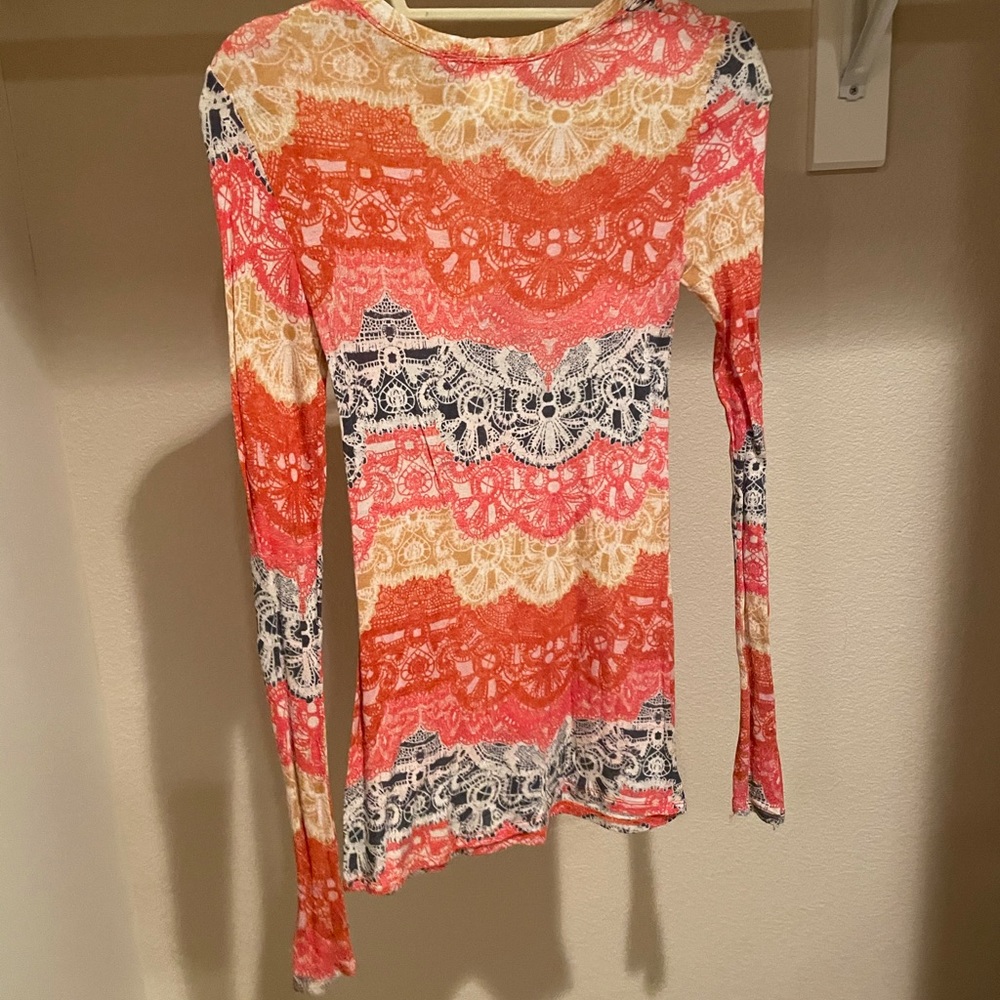 BCBG Patterned Women’s fitted long sleeve top